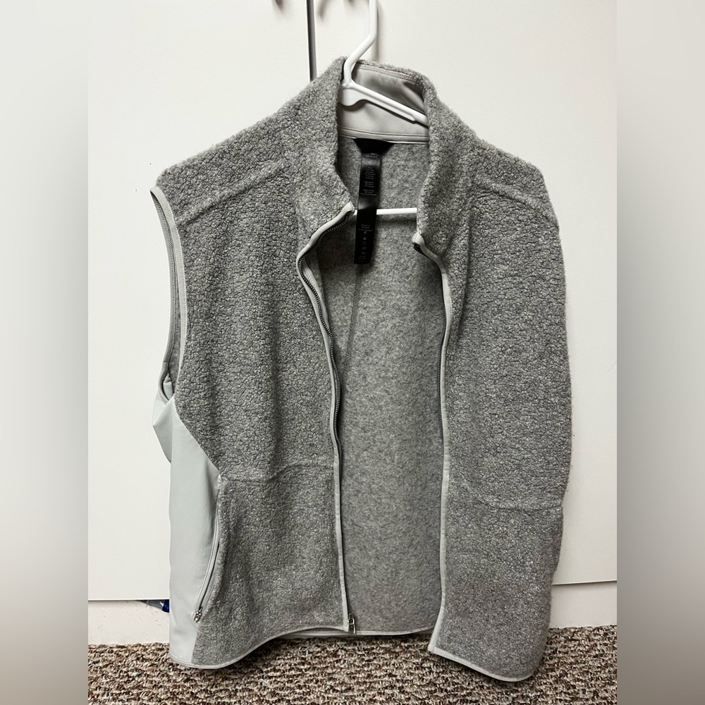 LULULEMON Men's Tundra Trek Vest in Heathered Silver/Silver Spoon - Large
